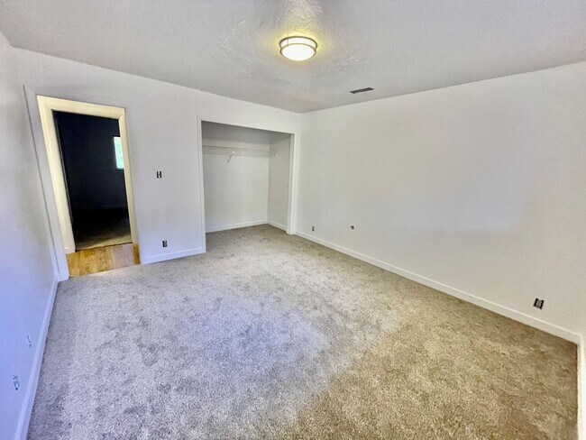 Building Photo - Remodeled Three Bedroom Home in Desirable Bloomington