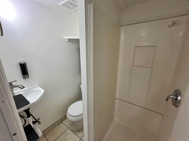 Building Photo - 167 E 400 N