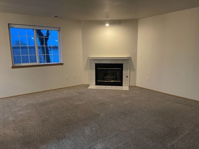 Building Photo - 3 bdrm, 2.5 bath, 2 car garage  (1 attached, 1 detached), Fenced yard, Minutes to Mall and I-5