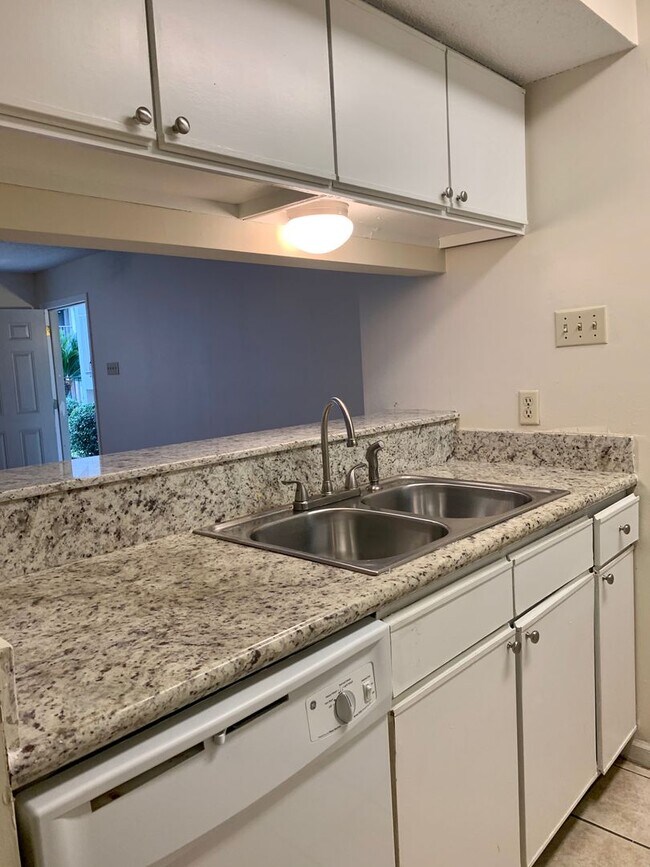 Building Photo - 1 bedroom on LSU bus route