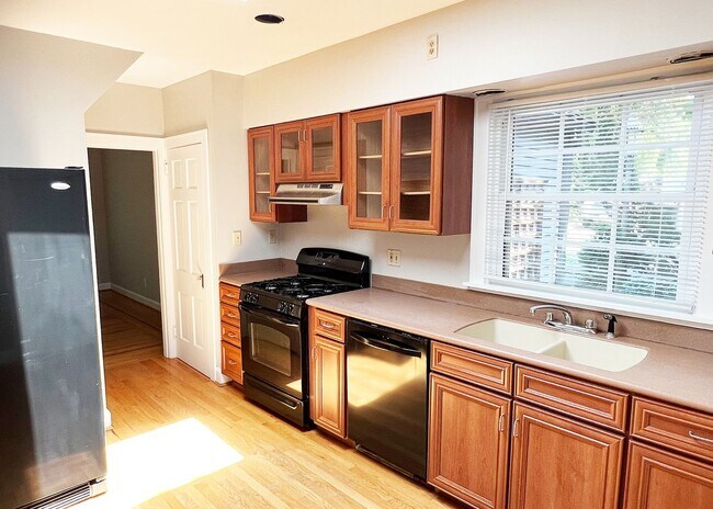 Building Photo - 3263 Bishop St