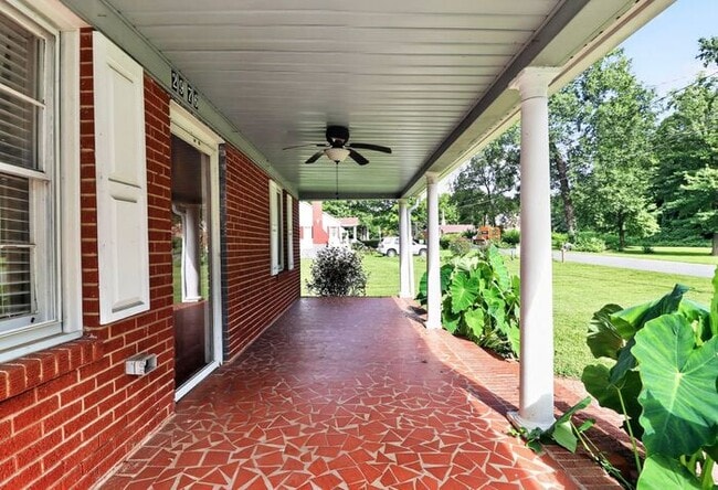 Building Photo - Well Maintained 2BD/1BA Brick Home in Charlotte, NC!