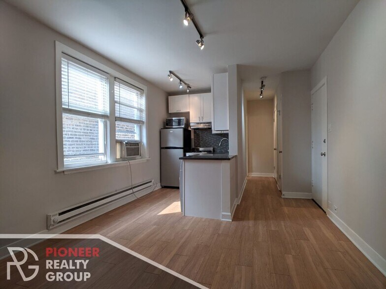 Building Photo - 511 W Belmont Ave