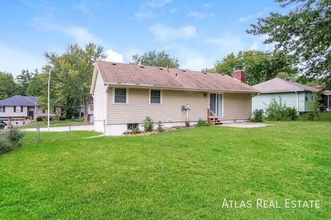 Building Photo - $500 off Move-In Costs and 4 WEEKS FREE RE...