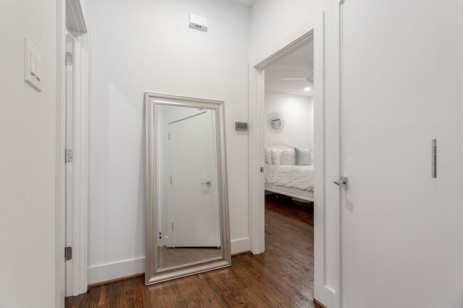 Building Photo - Modern 2 bed, 2.1 Bath townhome, walking distance to Greenville Ave