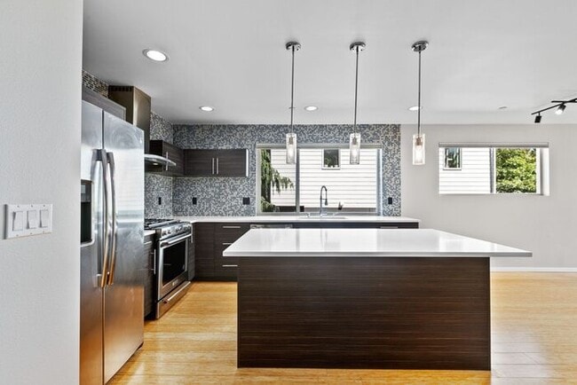 Building Photo - Air Conditioned Judkins Parkside Townhome ...