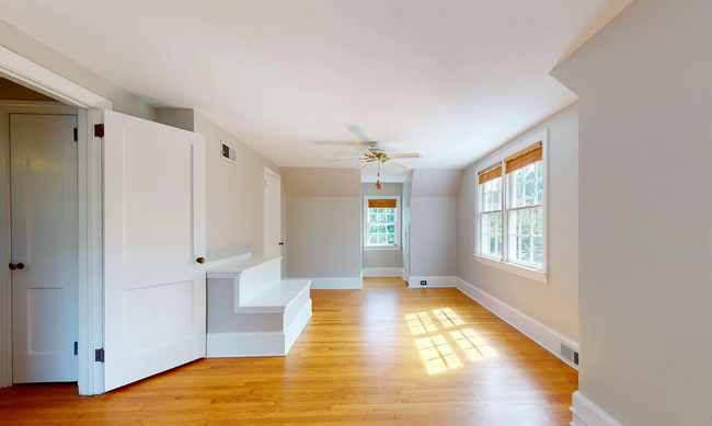 Building Photo - Charming 3-Bed Home with Modern Updates & ...