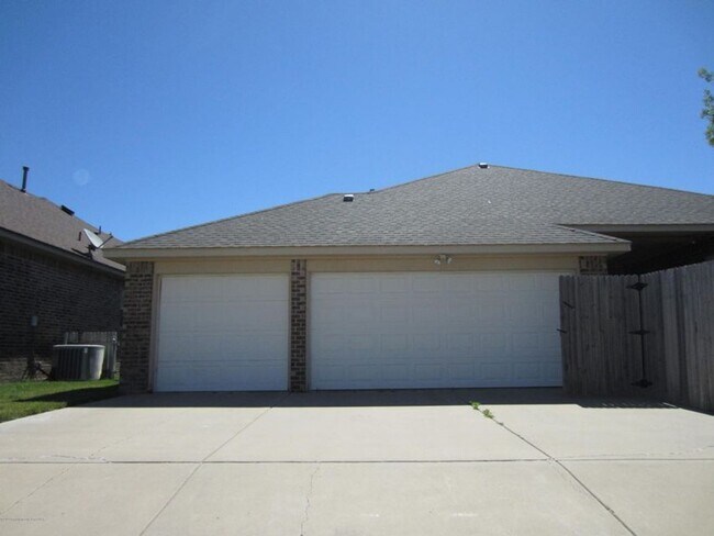 Building Photo - Located in City View 3/2/3 car garage