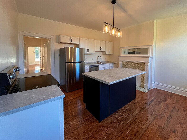 Kitchen - 926 Savannah Ave