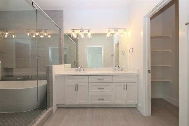 Building Photo - 820 W 22nd St