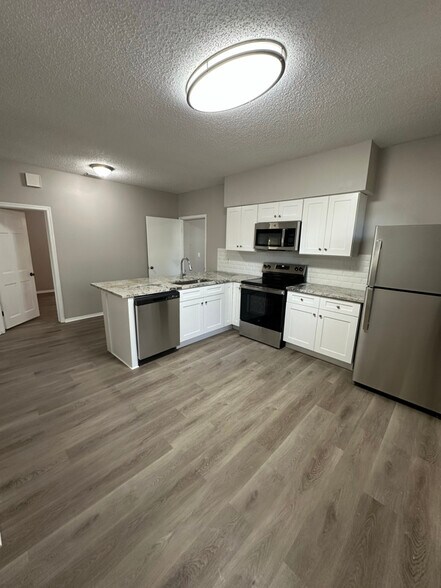 Building Photo - 2208 W Woodlawn Ave