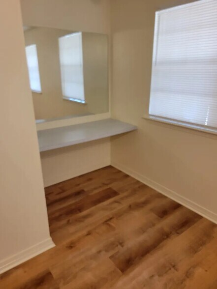 Building Photo - 415 Zinnia Ave