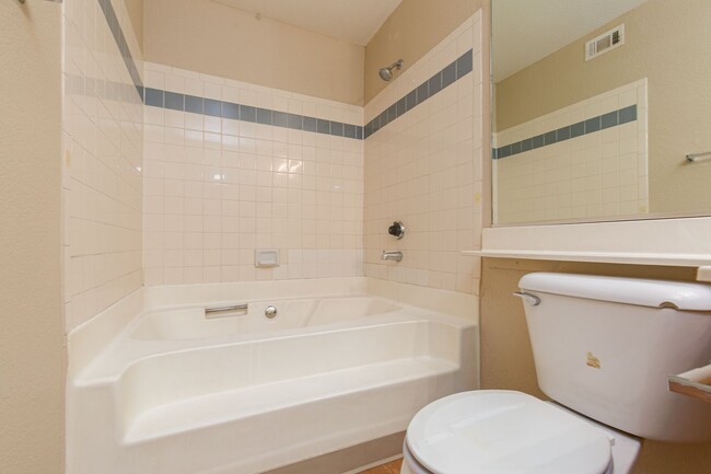 Building Photo - 2 bedroom in gated community with pool/spa...