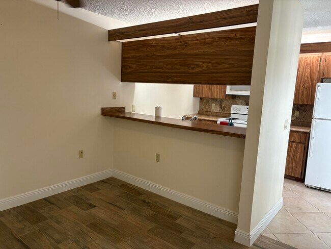 Building Photo - 1619 16th Ct
