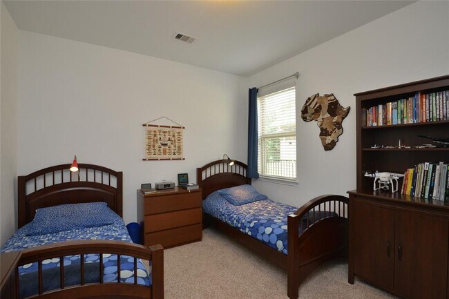 Building Photo - 18918 Cove Pointe Dr