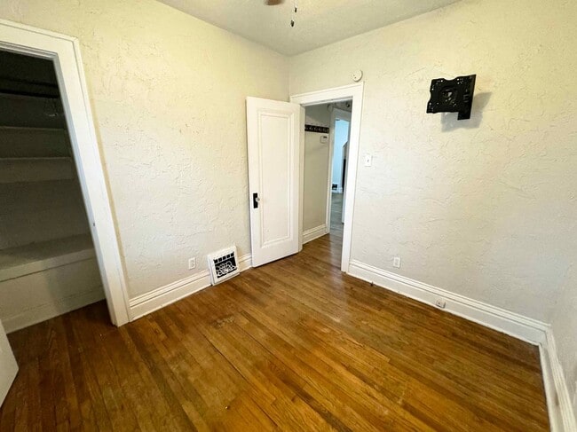 Building Photo - Nicely remodeled 2 bedroom 1 bath home in ...