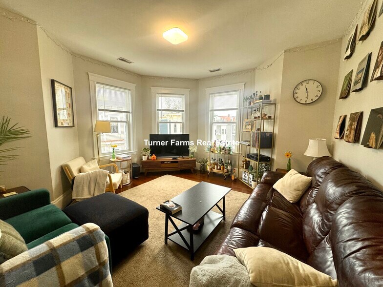 Building Photo - 724 Parker St