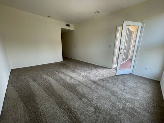 Building Photo - Top-Floor large condo on tree-lined street