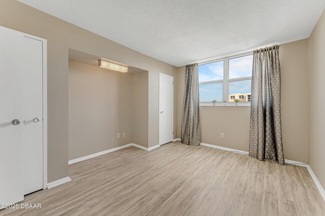 Building Photo - 1224 S Peninsula Dr