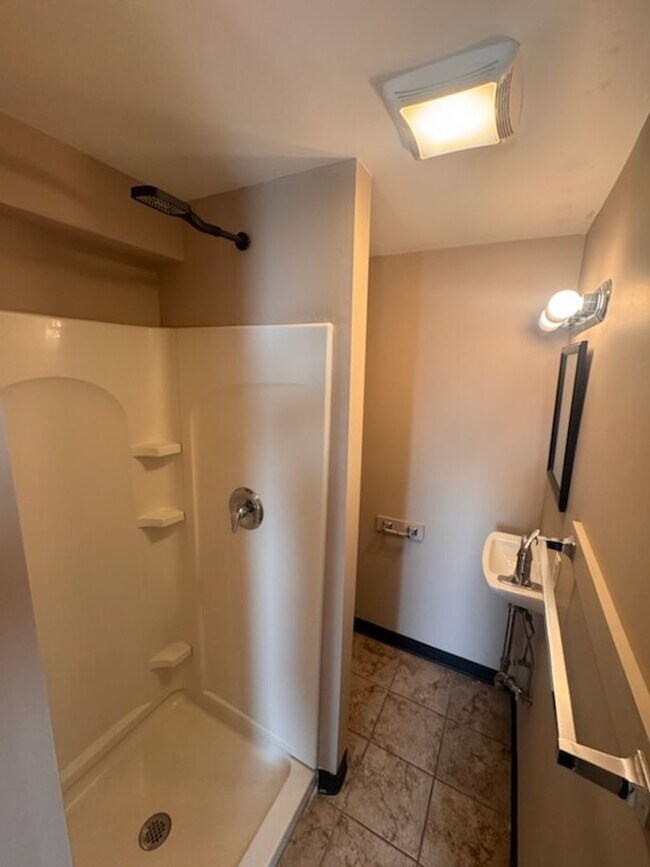 Building Photo - 1424 W Chew St