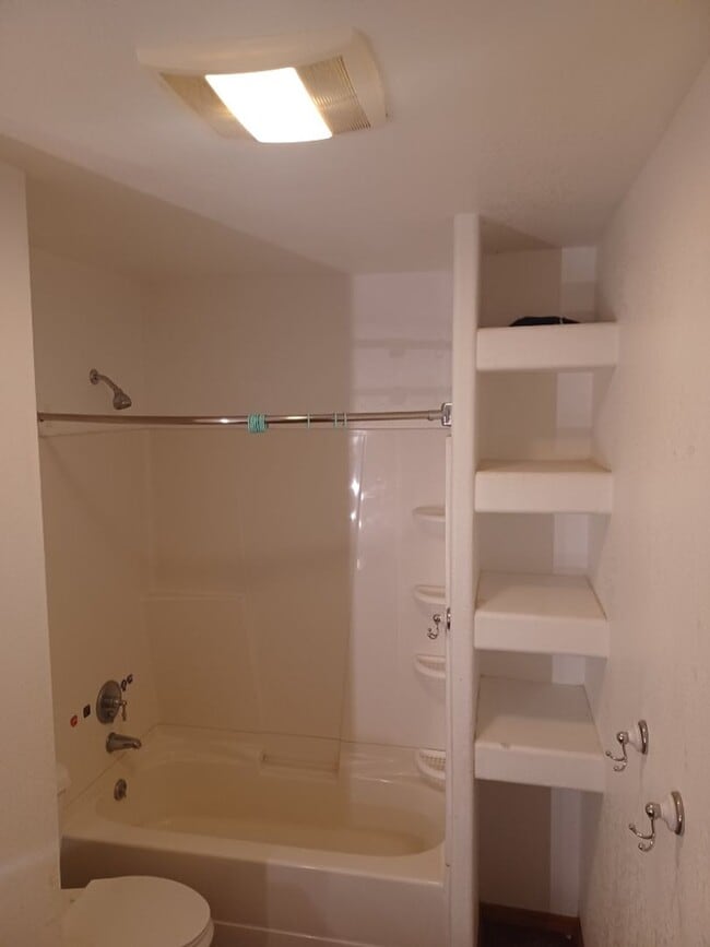 Building Photo - 3 bed, 2 bath