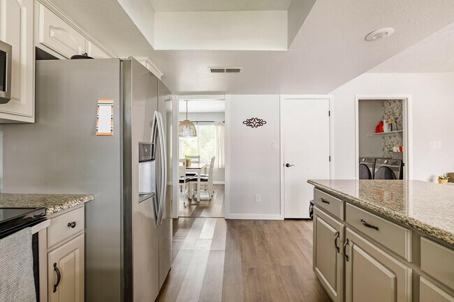 Building Photo - 2552 W Kiva Ave