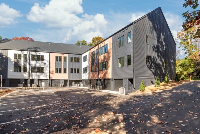 Building Photo - Modern Living in the Heart of Plaza Midwood!