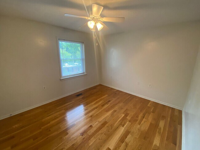 Building Photo - A brick townhouse steps from Lakewood shopping and dining — with everything already in it.