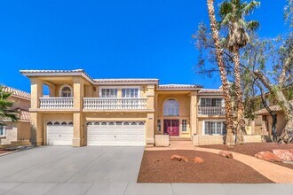 Building Photo - Stunning 7-Bedroom Home with Pool and Spa in Prime Las Vegas Location