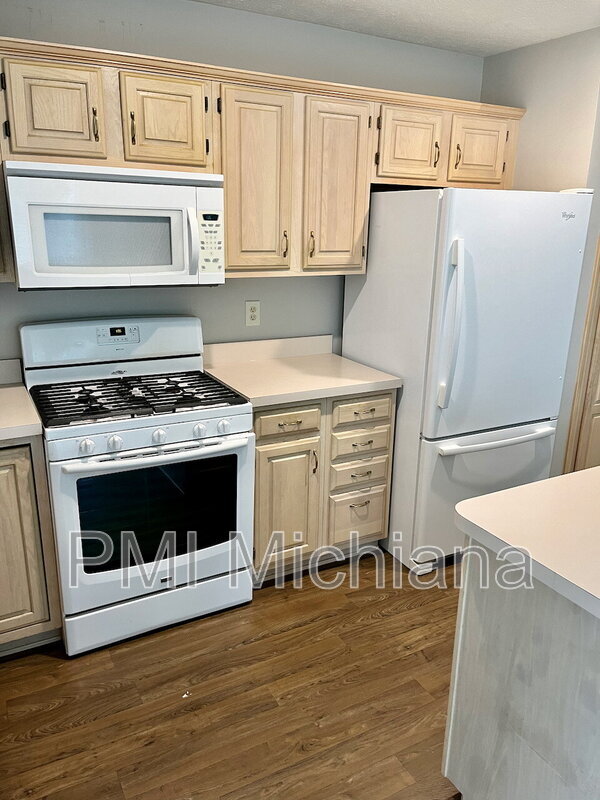 Building Photo - 1973 Creekbank Ln