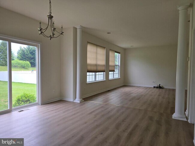Building Photo - 173 Heartleaf Ln