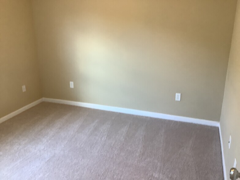 Building Photo - 111 Pin Oak Ct