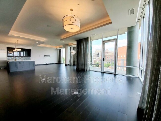 Building Photo - 220 Riverplace