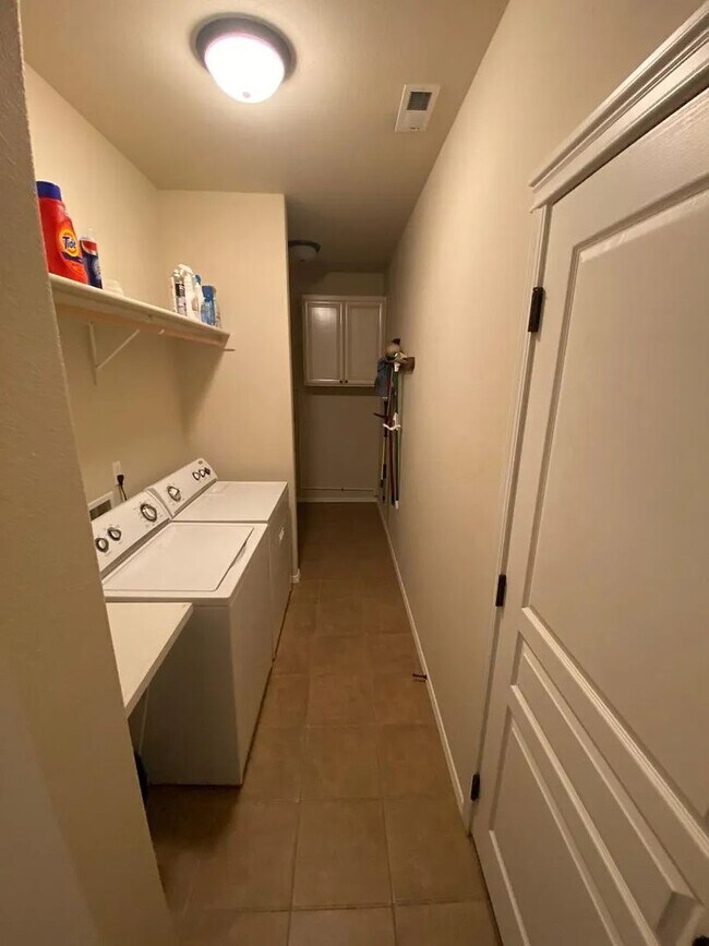 Building Photo - Beautiful home in quiet Pine Tree Village Community neighborhood