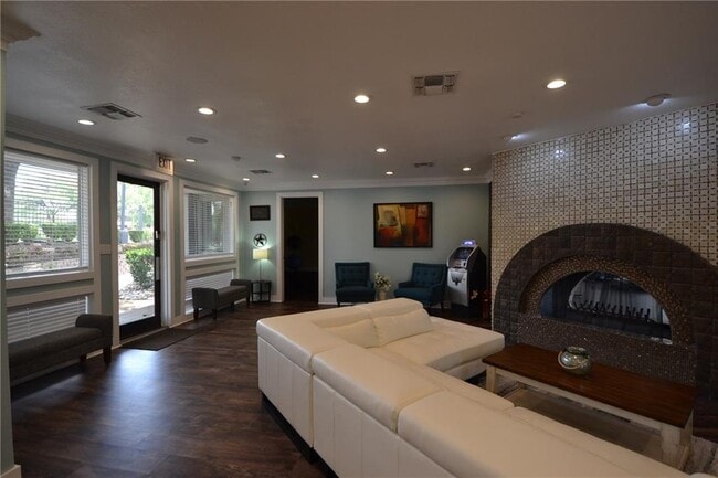 Building Photo - 935 La Posada Dr