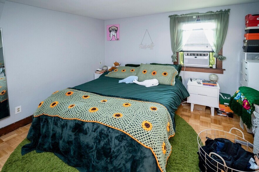 Bedroom - 2211 E Holt Ave