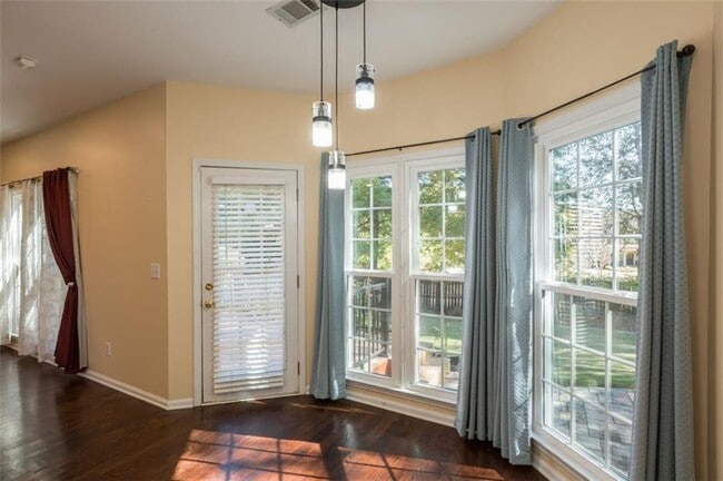 Building Photo - 2433 Gablewood Dr NE