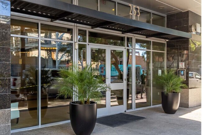 Building Photo - ***2 BED 2 BATH CONDO***PET-FRIENDLY***ASS...