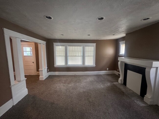 Building Photo - 1056 E 99th St