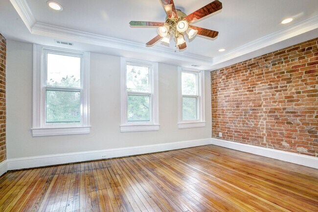 Building Photo - 633 C St NE