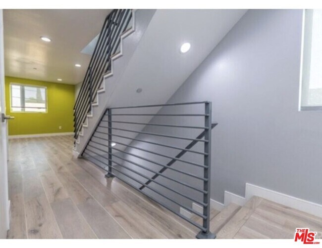Building Photo - 1118 Heliotrope Dr