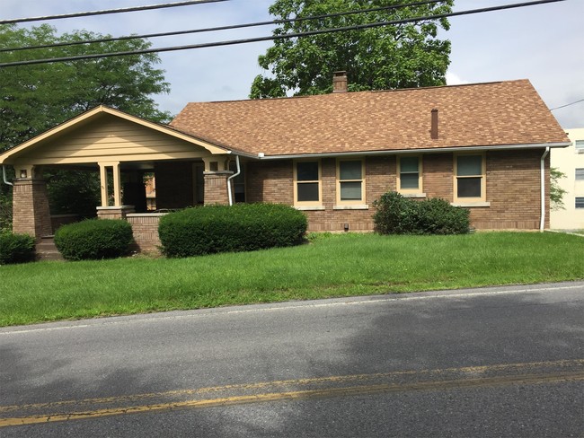 Building Photo - 2700 Wehnwood Rd