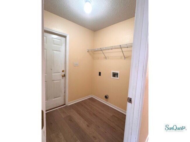 Building Photo - Spacious all brick home in Gulf Breeze.