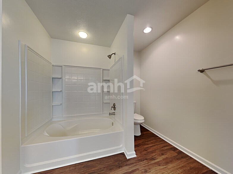 Building Photo - 906 Northwich Ave