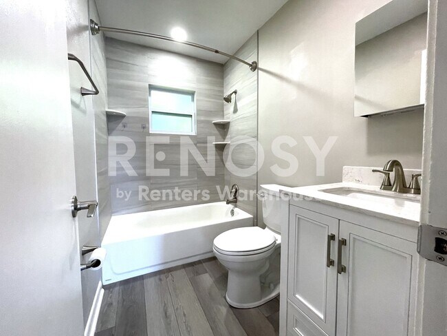 Building Photo - Freshly Renovated 2 Bed/1 Bath Apartment in Clearwater