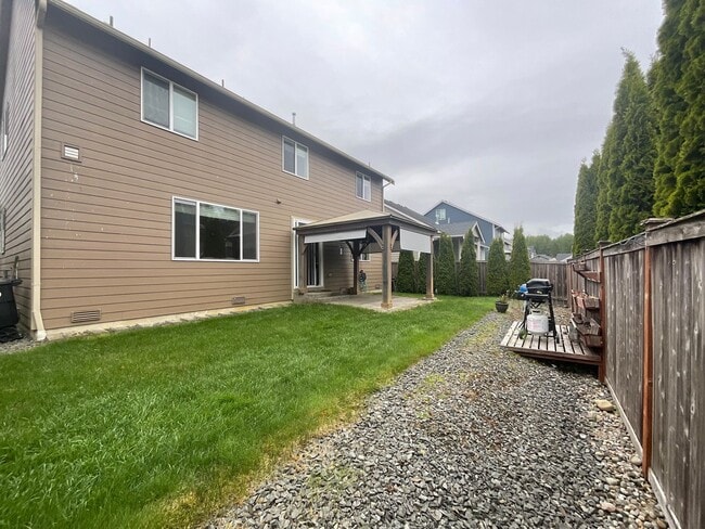 Building Photo - Spacious 4 bedroom Home