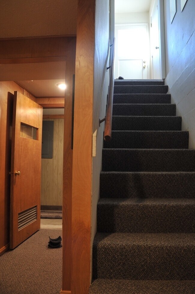 Building Photo - Basement Apartment, 2 bed 1 bath close to Food Trucks on Best