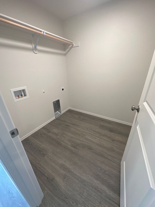 Building Photo - MIDTOWN Almost New House, 3 Bdrms, 2.5 Bat...