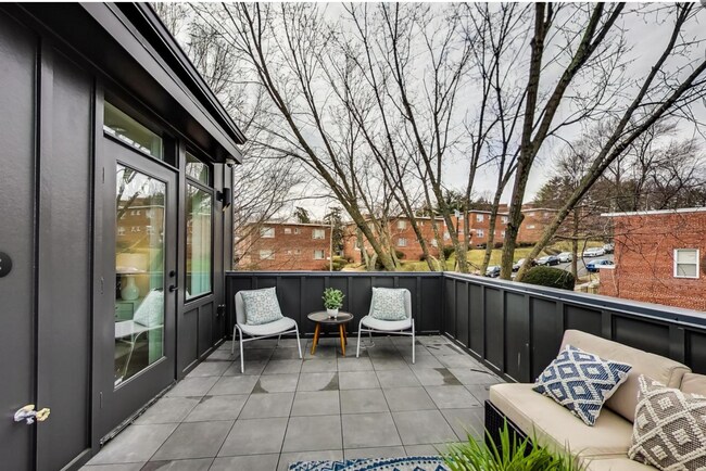 Building Photo - Stunning 2 Bed plus Den/ 2 Bath! New Const...