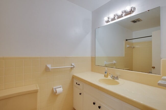 Building Photo - 904 SE Chatterson Rd